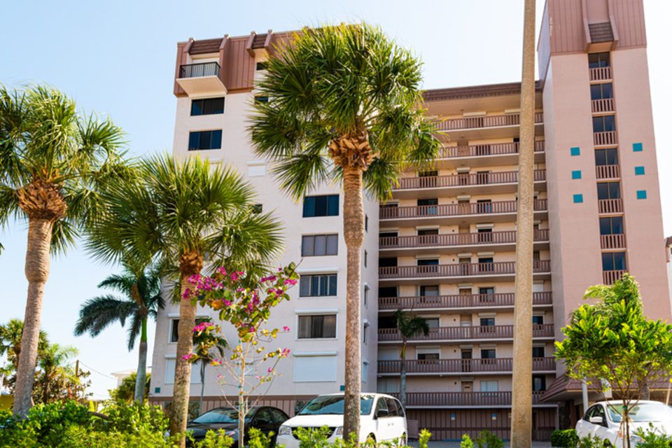 Discreet pest control in a hotel corridor scheduled around guest traffic