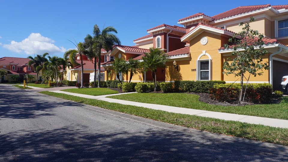 Discreet multi-unit pest control service at an apartment community in Southwest Florida
